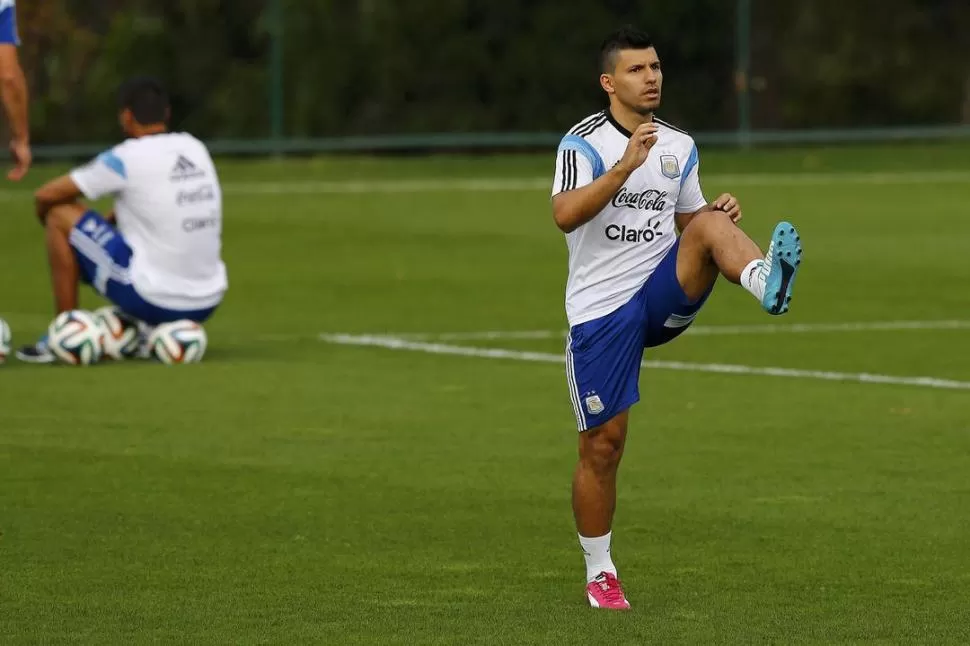 OTRA VEZ EN ESCENA. Agüero estará en el banco en el duelo contra Bélgica. “Kun” puede ser una variante interesante. reuters