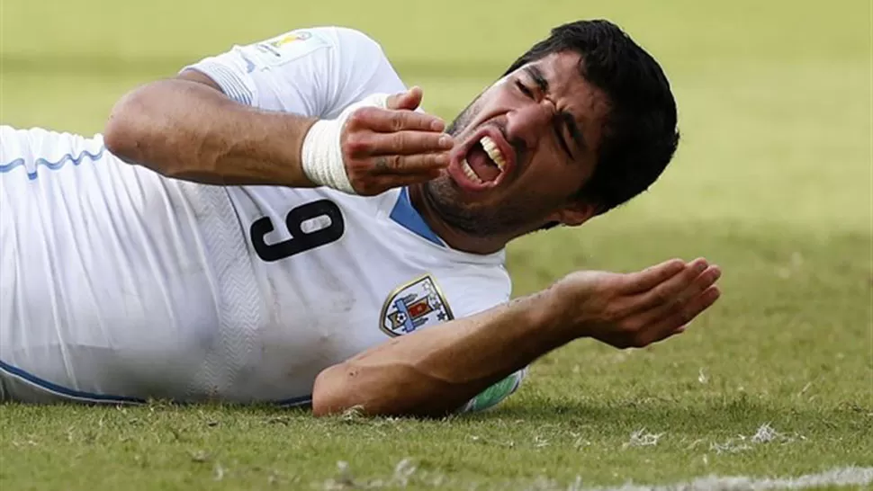 AGRESIÓN. Suárez purgará una condena de cuatro meses. FOTO REUTERS. 