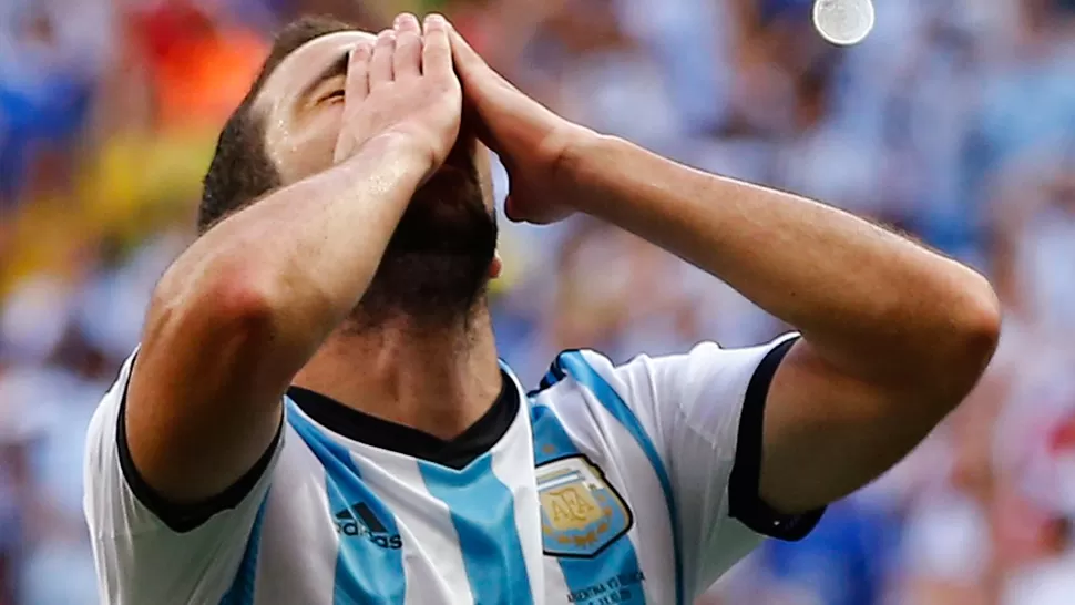 ¡UHHHH! El travesaño le dijo que no a Higuaín. REUTERS