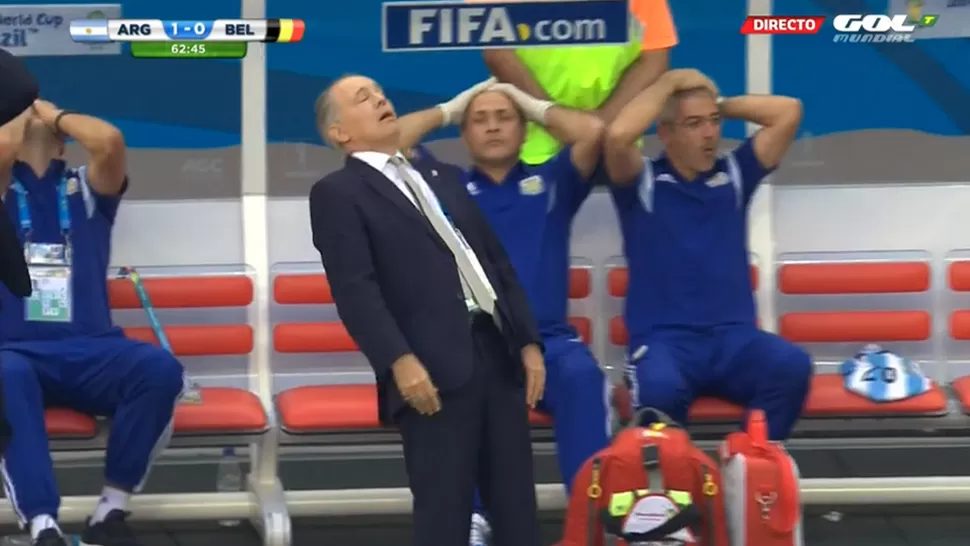 NO LO PODÍA CREER. Sabella casi se cae cuando lamentó un gol errado por Higuaín. CAPTURA DE PANTALLA