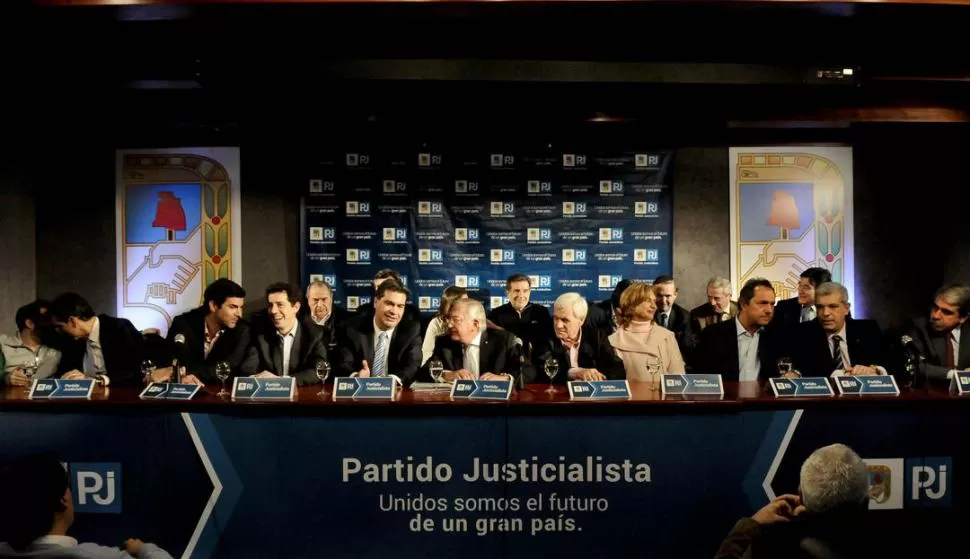 TODOS COMPAÑEROS. El Consejo Nacional del PJ realizó su primera reunión plenaria, junto a los candidatos presidenciales, oportunidad en que brindó su apoyo a la presidenta, Cristina Fernández, y el vicepresidente, Amado Boudou. DYN