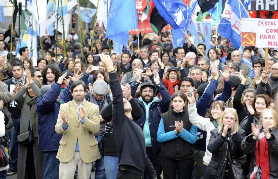 FESTEJO. En la puerta de los tribunales riojanos celebran la condena.  TÉLAM