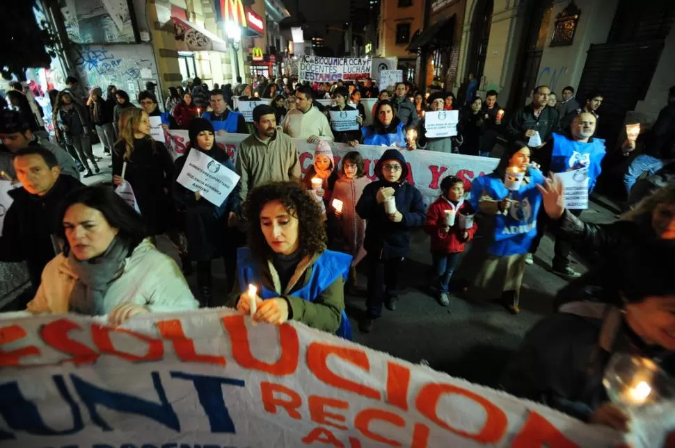 CON ANTORCHAS. De la importante marcha participaron varios actores de la comunidad educativa de la UNT. la gaceta / foto de dieogo aráoz