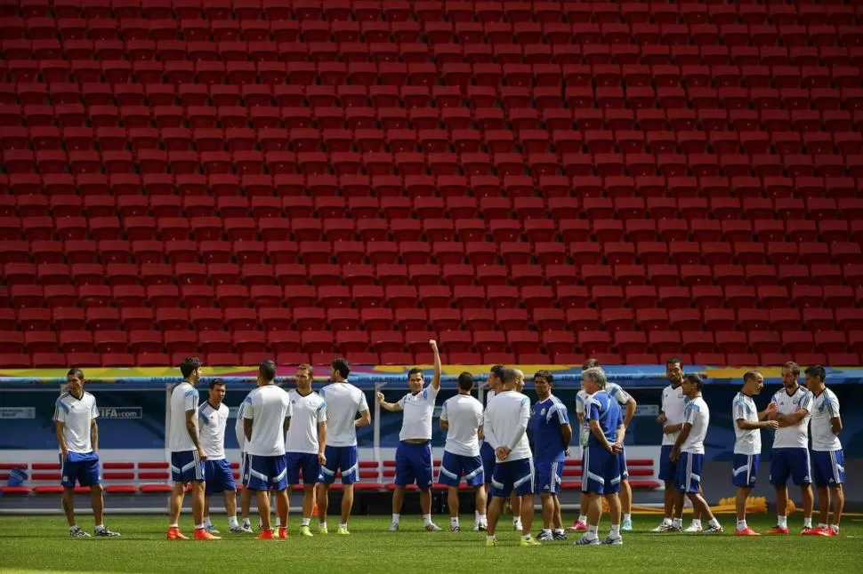 TESTIGOS DE SELECCIÓN. El plantel argentino hizo ayer el reconocimiento de campo del impactante estadio Mané Garrincha, que homenajea al máximo gambeteador. reuters