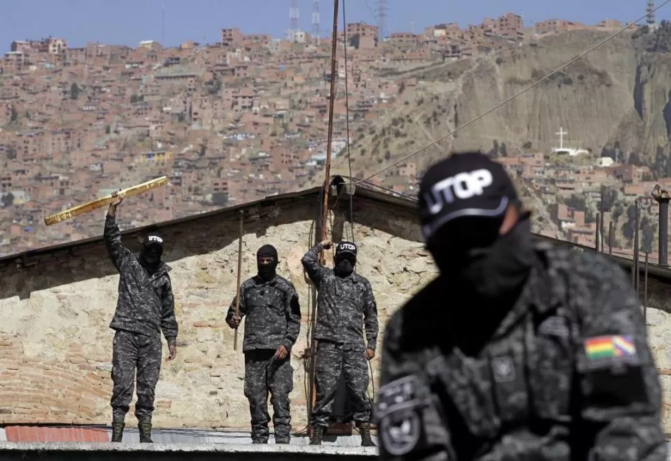 PLAZA MURILLO. Desde los techos de los regimientos, policía bolivianos gritan consignas contra el Gobierno. REUTERS