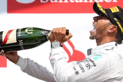 Hamilton ganó en Silverstone y acecha a Rosberg