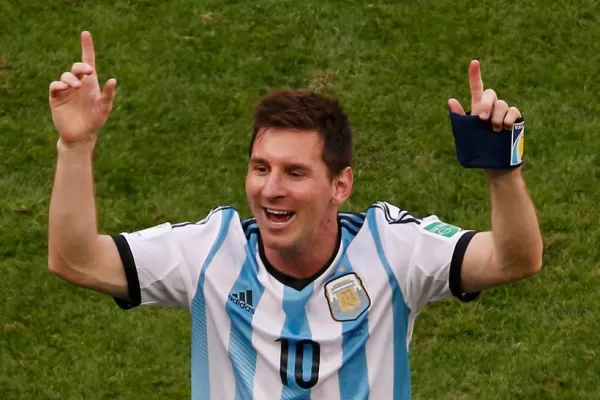 Messi igualó a Maradona en partidos con la Selección