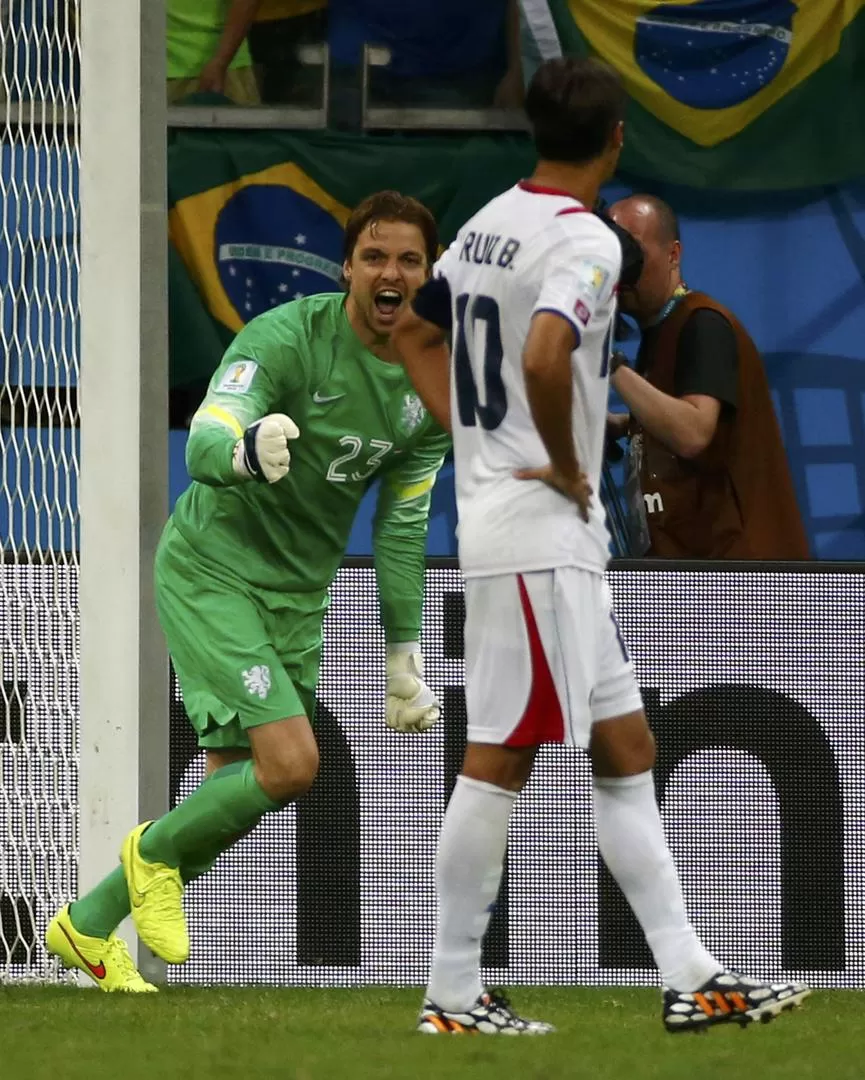 NO TUVO PIEDAD... Ni para atajar ni para festejárselo en la cara a Ruiz; así Krul hizo historia y depositó a Holanda en semis.  REUTERS