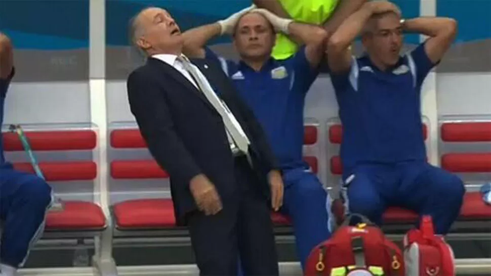 BLOOPER. Sabella se lamentó por un gol errado y casi se desploma de espalda. LA GACETA