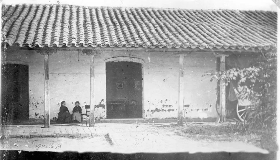LA CASA DE LOS LAGUNA. Patio de entrada y galería de la vivienda donde se juró la Independencia en 1816, en una foto de 1868. A la derecha, se ve un carruaje que se guardaba bajo el techo. LA GACETA / archivo 