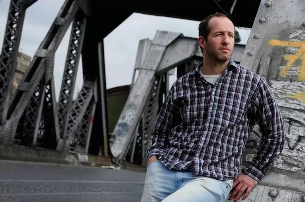 TODO UN TESTIMONIO. Luis Mey es escritor y en 2012 relataba que durante el día trabajaba en una librería, donde muchos lectores,sin conocerlo, le pedían sus propias novelas. revistaenie.clarin.com