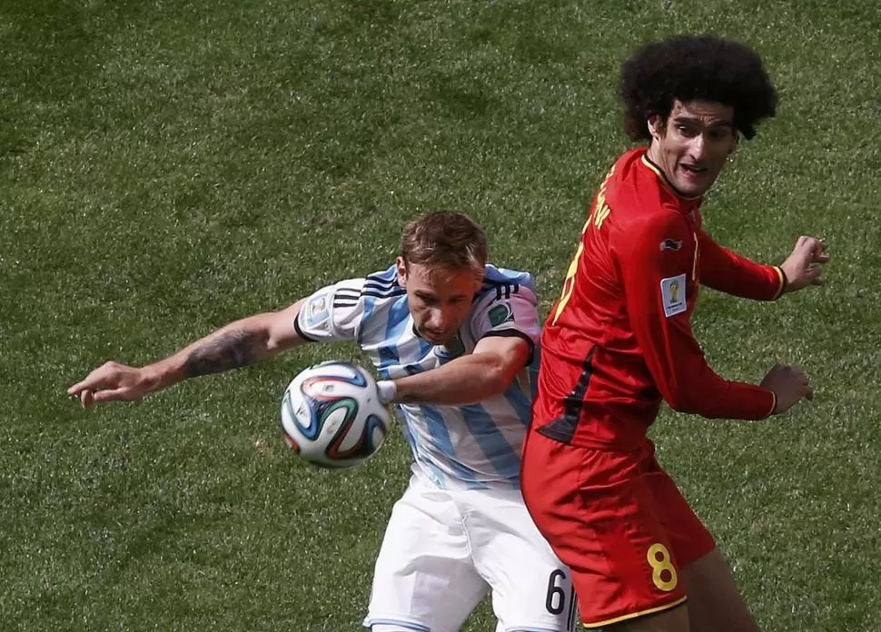 ¿CON LA MANO? Biglia pelea una pelota con Fellaini y da toda la sensación de que la impacta con la mano, de espaldas al grandote de Bélgica, en el primer tiempo. 