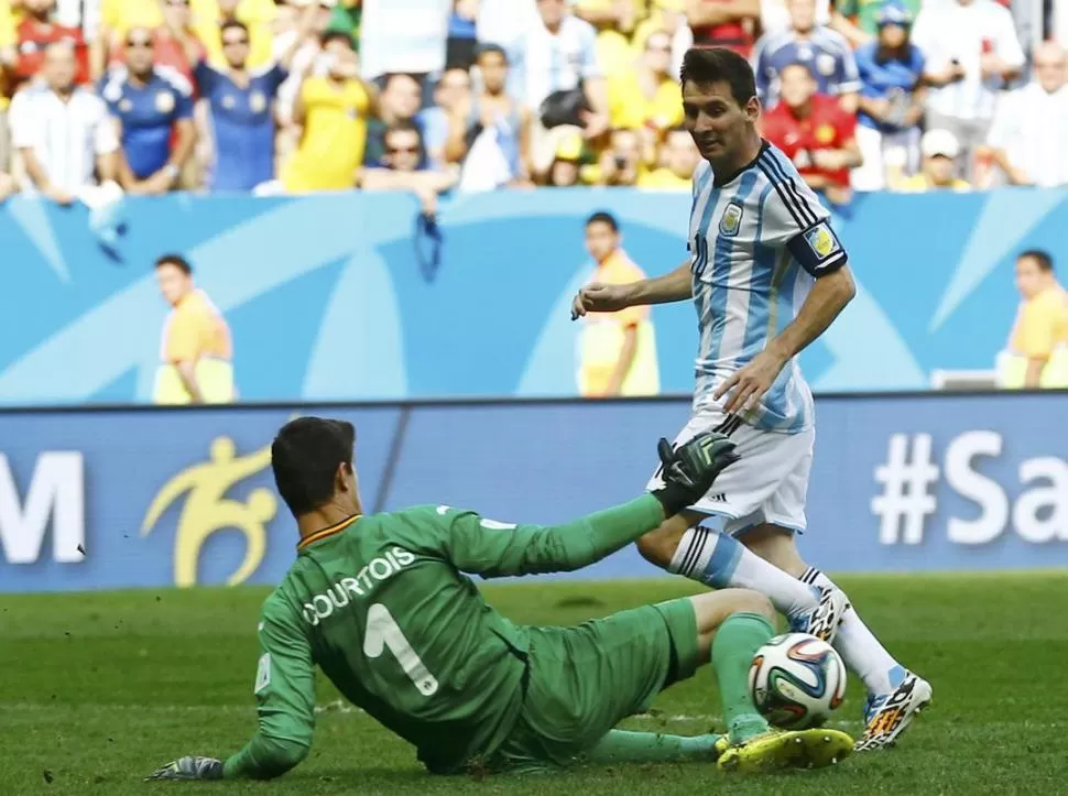 NOTABLE ATAJADA. Thibaut Courtois fue el único que le ganó el duelo a Messi, que lleva ocho partidos sin poder convertirle. REUTERS