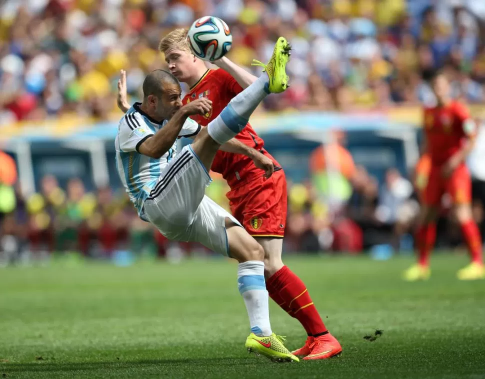 CON EL ALMA. Javier Mascherano realiza una acrobática maniobra. 