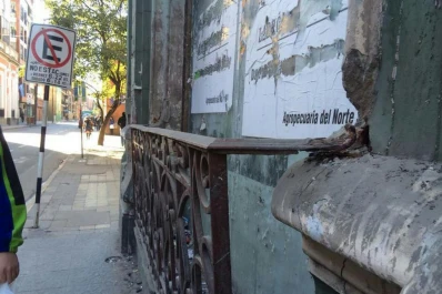 Un viejo y pesado balcón, a punto de desprenderse