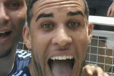 Hizo un gol y se tomó una selfie con la hinchada