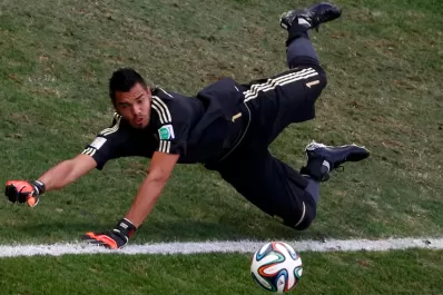 Romero aventaja a Orión atajando penales