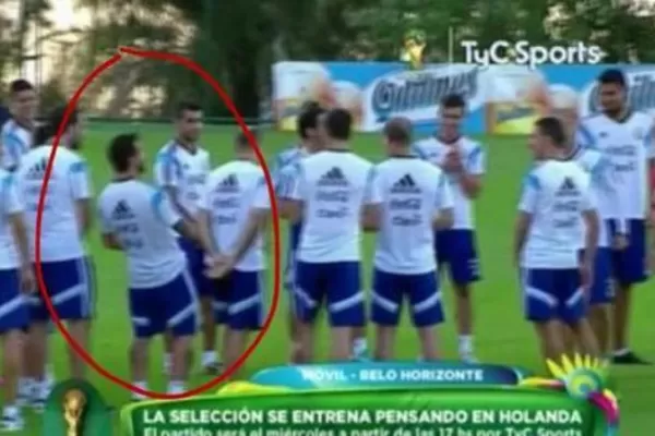 Lavezzi no se quedó atrás e imitó a Sabella en su caída