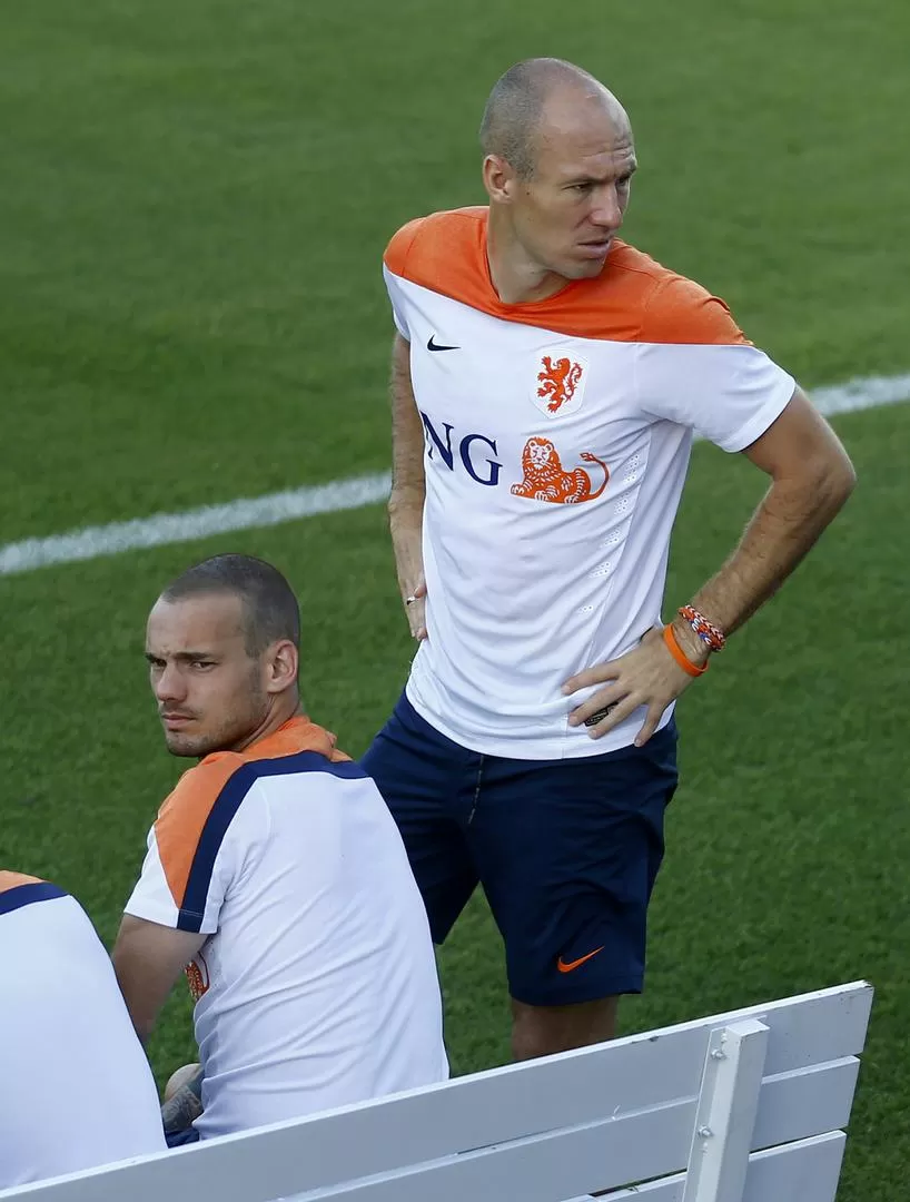 LE DAN DURO. Robben es imparable y los defensores recurren a la falta. 