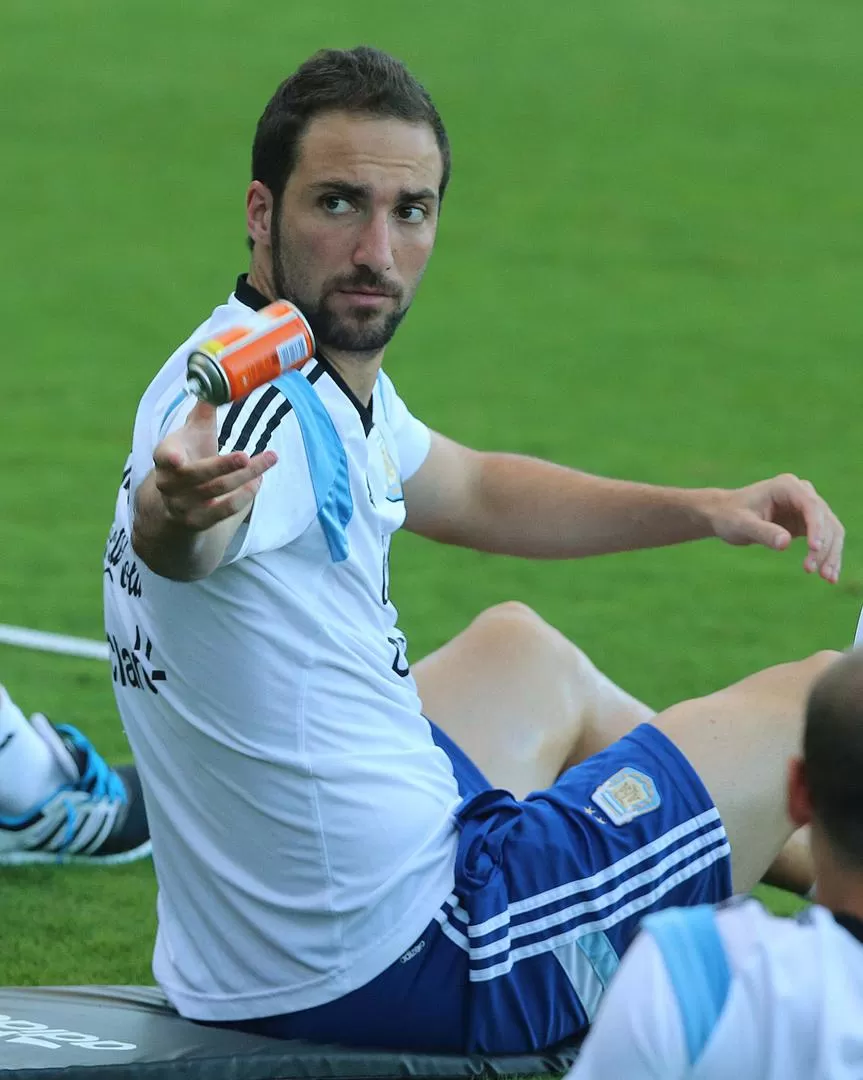CUMPLIÓ. Gonzalo Higuaín luce relajado en la práctica de ayer. El sábado, su gol le dio la clasificación a la Selección. télam
