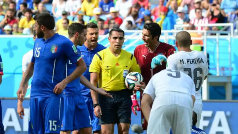 DUDAS. El árbitro mexicano, segundos después del incidente. IMAGEN DE OVACIONDIGITAL.COM.UY