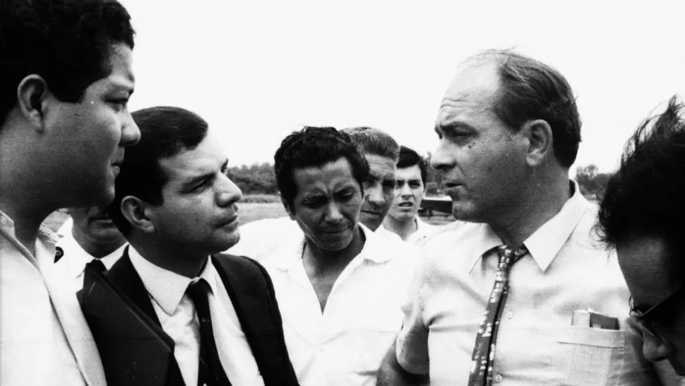 POR TUCUMÁN. Di Stéfano junto a periodistas, en 1969. / ARCHIVO LA GACETA