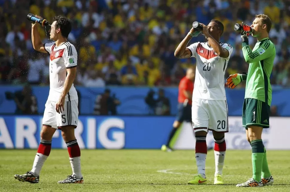 EL MOMENTO NECESARIO. Debido a los calores, con o sin suplementario, en pocos encuentros de los que se llevan jugados los equipos pararon para refrescarse y paliar el agotamiento. 