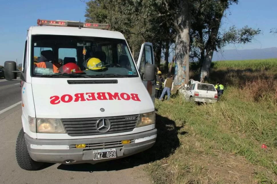 TRAGEDIA. El auto que conducía Villagra chocó de frente contra un árbol. Twitter / @ElSaracho