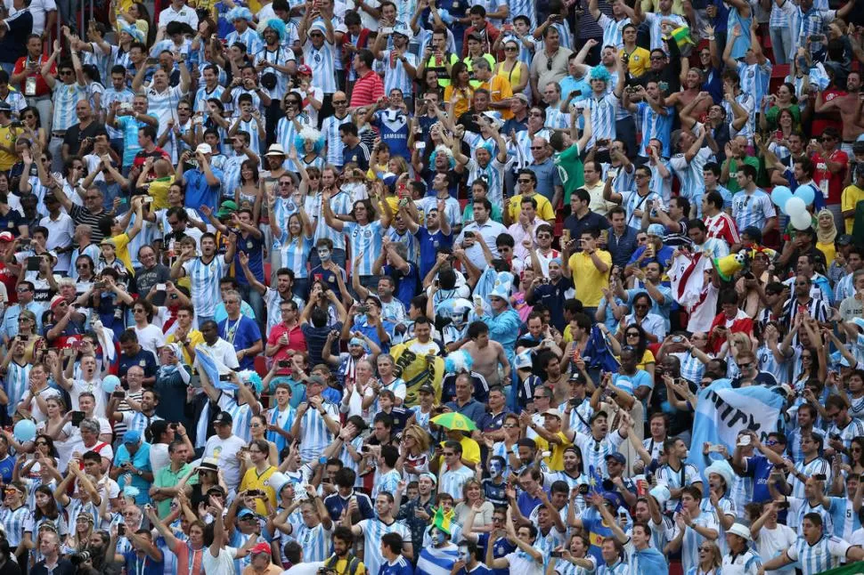 BIEN MEZCLADITOS. En las tribunas argentinos y brasileños comparten espacio y, hasta el momento, nada grave ocurrió. télam