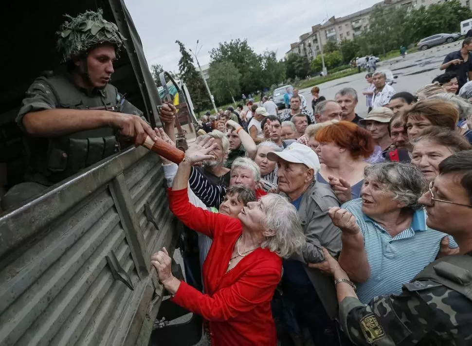 AYUDA DEL EJERCITO. Los ucranianos de Slaviansk reciben comida. reuters