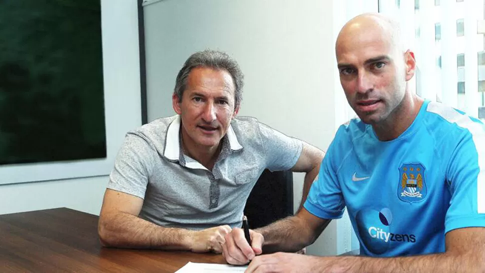 TODO LISTO. Caballero dejó España y jugará por primera vez en Inglaterra. FOTO TOMADA DE TWITTER.COM//MCFCESPANOL