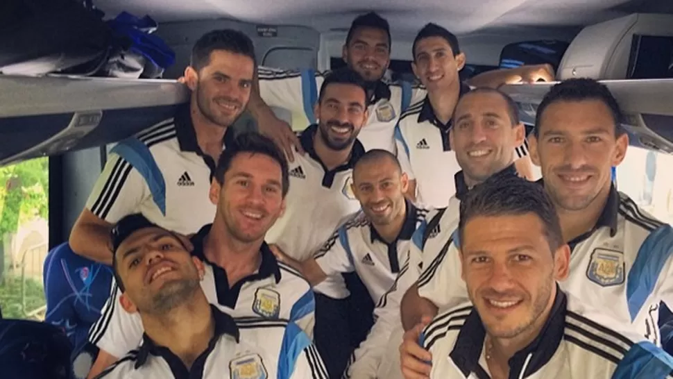 HAY EQUIPO. Los futbolistas hicieron de la foto previa un ritual. FOTO TOMADA DE INSTAGRAM.COM/POCHO22LAVEZZI