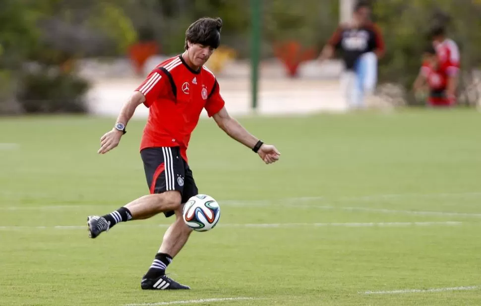 LISTO PARA ACTUAR. Joachim Löw quiere que su equipo logre sacar a Brasil de su Mundial para poder alcanzar la gran final. reuters