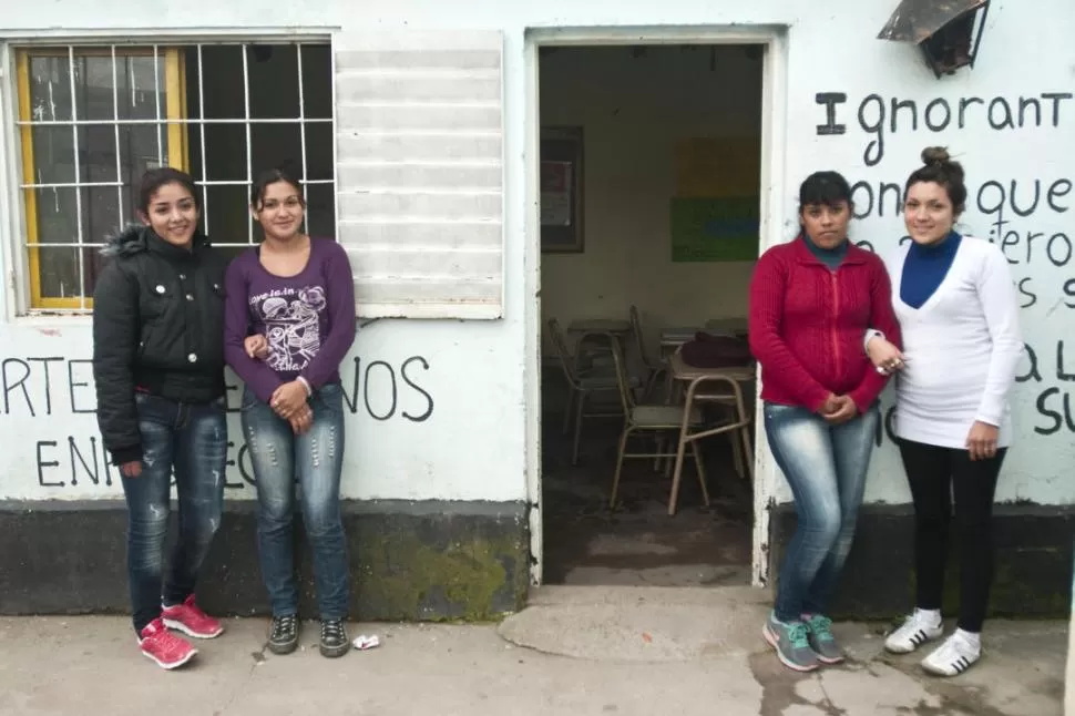 ALUMNAS. Yenifer, Eliana, Melina y Johana, en la casa de la segunda; adentro se ven los pupitres y en las paredes, leyendas con mensajes positivos. la gaceta / foto de inés quinteros orio