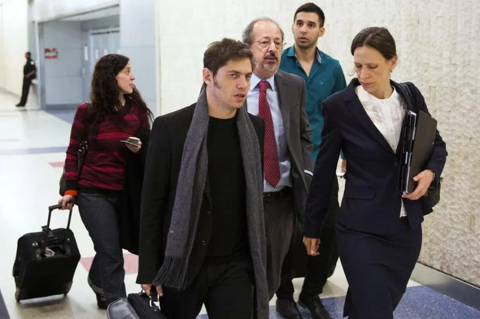 HACIA LA REUNIÓN. El ministro de Economía, Axel Kicillof, se dirige junto con miembros de su cartera al encuentro con el negociador, Daniel Pollack. reuters