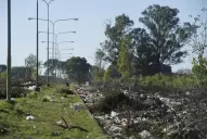 Mientras funcionarios y policías se culpan, la mugre no para de crecer