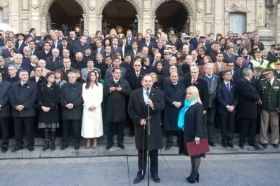 El gobernador Alperovich presidió el izamiento de la bandera en la plaza Independencia