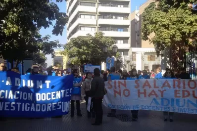 Los docentes universitarios llegaron con sus reclamos a la plaza Independencia