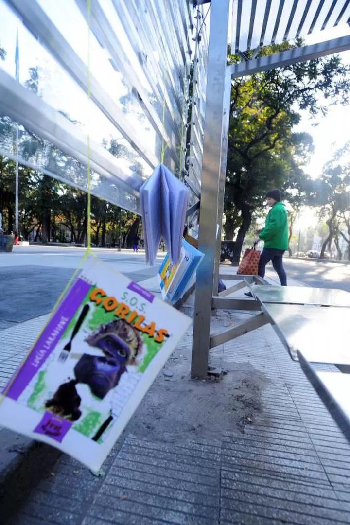 INVITACIÓN A LEER. Acción Poética colgó varios libros frente al Nacional. la gaceta / foto de diego aráoz (archivo)