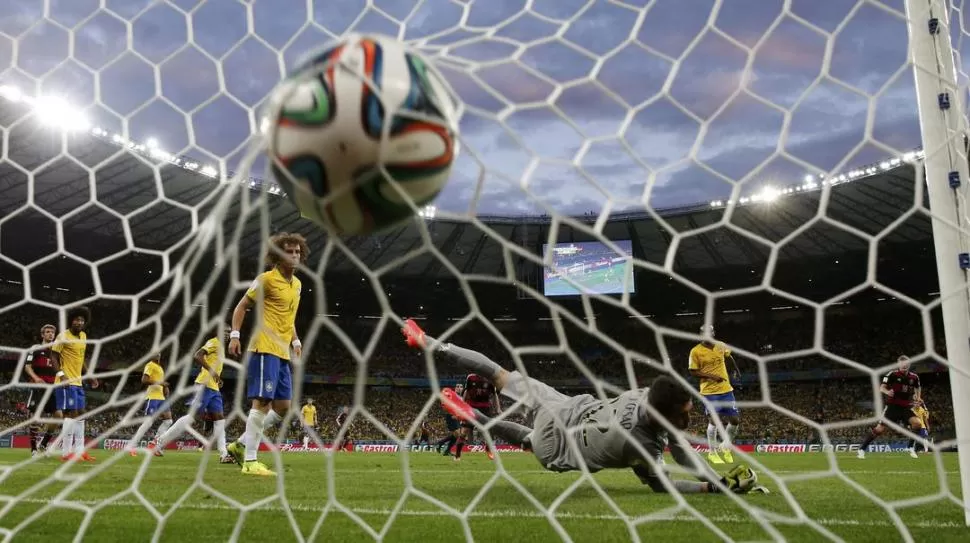 UN IMAGEN REPETIDA. Alemania se floreó ante un Brasil que prácticamente le faltó el respeto a su historia. Fueron siete goles, aunque podrían haber sido muchos más. reuters