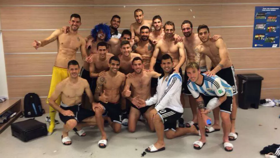TODOS JUNTOS. La selección, en el vestuario. FOTO TOMADA DE TWITTER.COM