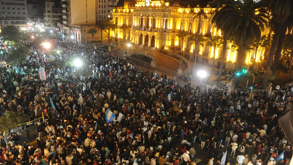 FIESTA SIN FIN. La plaza Independencia se colmó de fanáticos que festejaron la clasificación a la final. LA GACETA / FOTO DE ANTONIO FERRONI