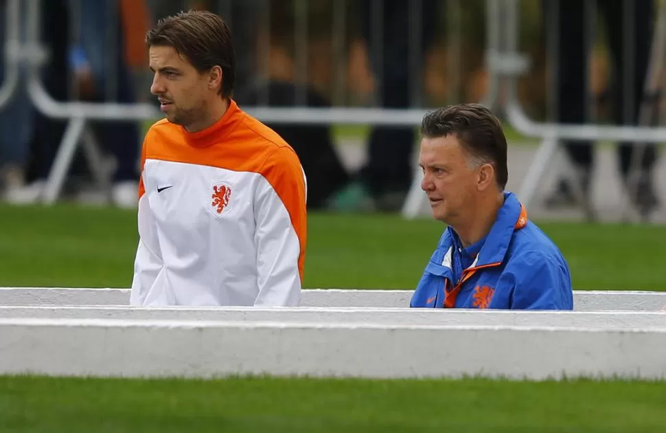 UN TÉCNICO CON UN SELLO INDISCUTIDO. Louis Van Gaal se prepara para ingresar al estadio de San Pablo y dirigir la última práctica antes del gran duelo de esta tarde contra la selección argentina. 