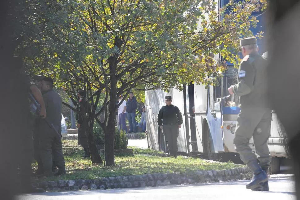 EN EL COLMENAR. Los colectivos secuestrados se encuentran en la base del “Escuadrón 55” de Gendarmería Nacional, al igual que la mercadería. la gaceta / foto de hector peralta (archivo)