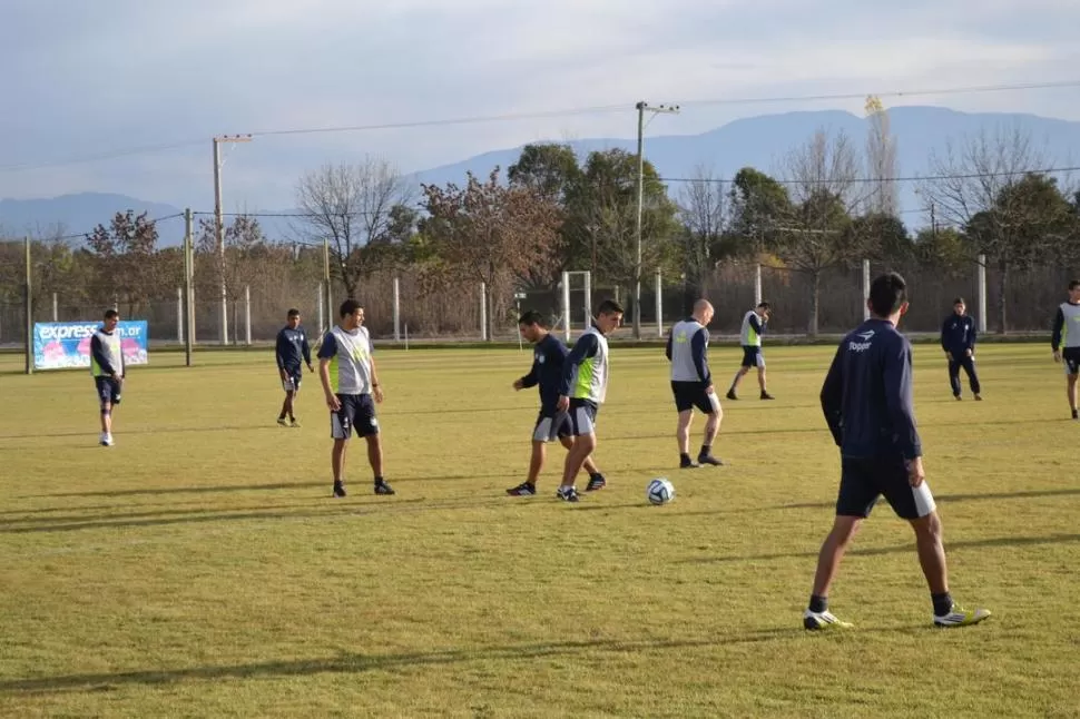 PRIMEROS MOVIMIENTOS. García se mueve con la pelota en la cancha principal del complejo Confraternidad en Salta, durante la mañana de ayer. Atrás de él, Guillermo Acosta y Eduardo Casais.  