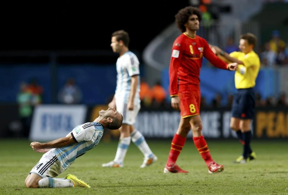 REGULARIDAD. Javier Mascherano es una pieza clave en la selección de Alejandro Sabella. El “Jefe” es el jugador más parejo de Argentina en lo que va de Brasil 2014.  reuters