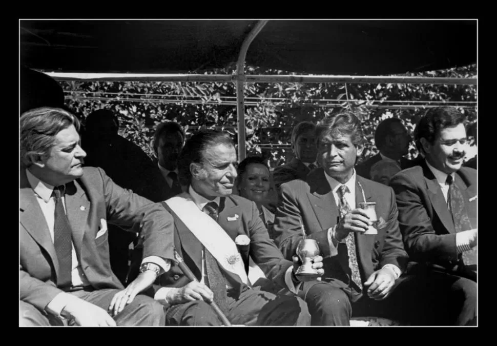 TRES MANDATARIOS EN 1991. Menem toma mate con sus pares Luis Lacalle (Uruguay) y Jaime Paz Zamora (Bolivia). la gaceta / archivo