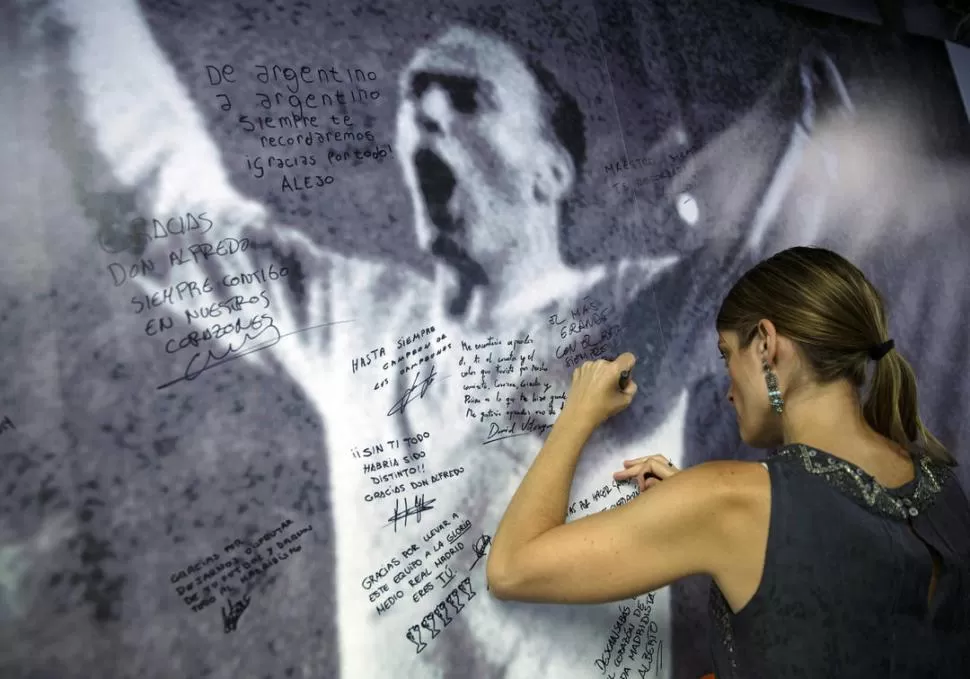 DEDICATORIAS. En la imagen de Alfredo Di Stéfano se escribieron mensajes. 