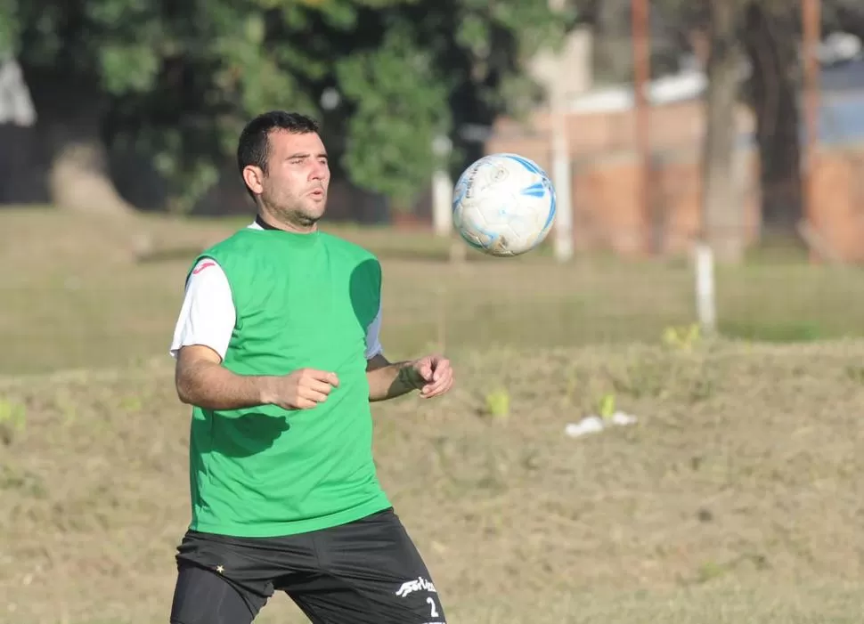 ALEGRIA. Maximiliano Velasco firmó ayer su contrato con los “santos” y trabajó por primera vez con sus nuevos compañeros. Un delantero de buen porte físico. 