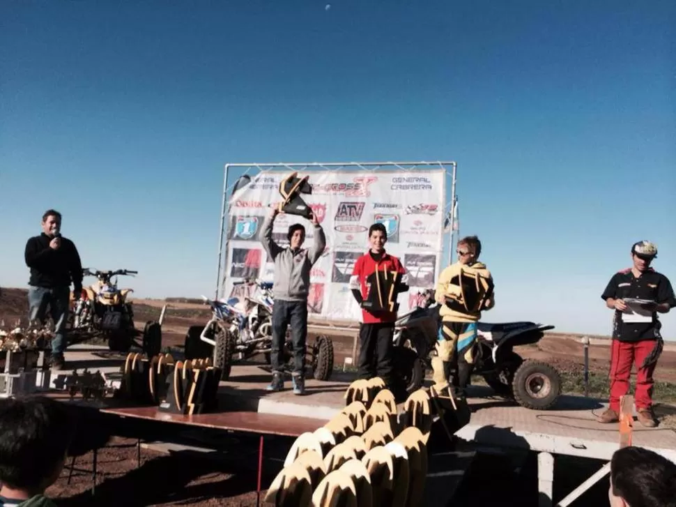 MOMENTO FELIZ. El pequeño “Nico” (en la imagen, al centro), subido al podio de la división Junior. 